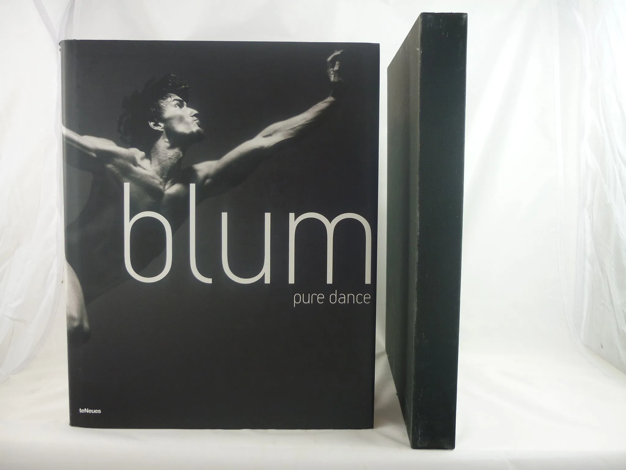 Pure Dance : Photographs of the Stuttgart Ballet. PHOTOGRAPHIC PRINT SIGNED BY DIETER BLUM.